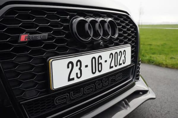 a1373b95/Gepersonalisseerde_kentekenplaat-e1674483038915-600x400.cl6yd799.jpg